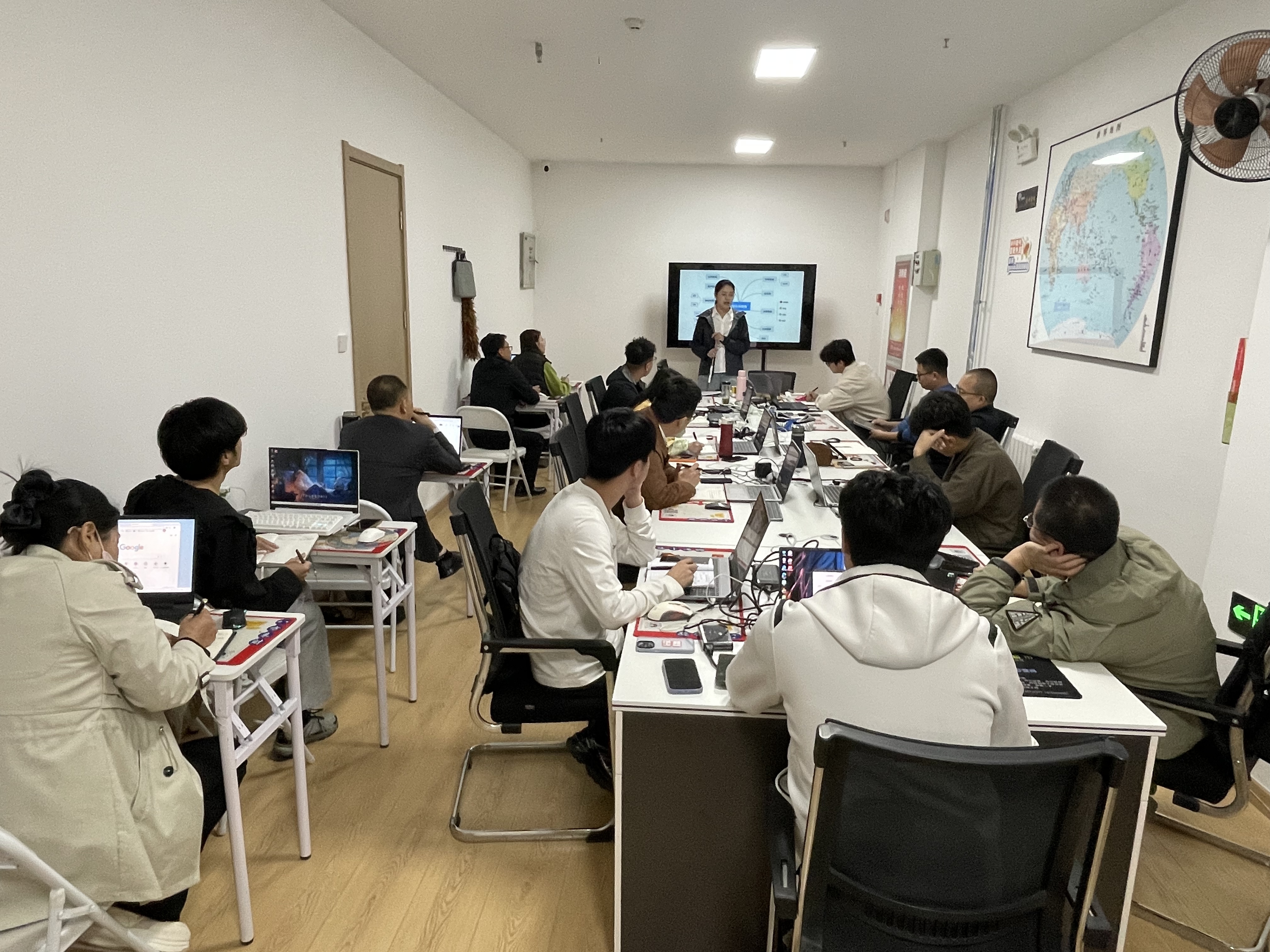 临朐公司办公环境照片 8