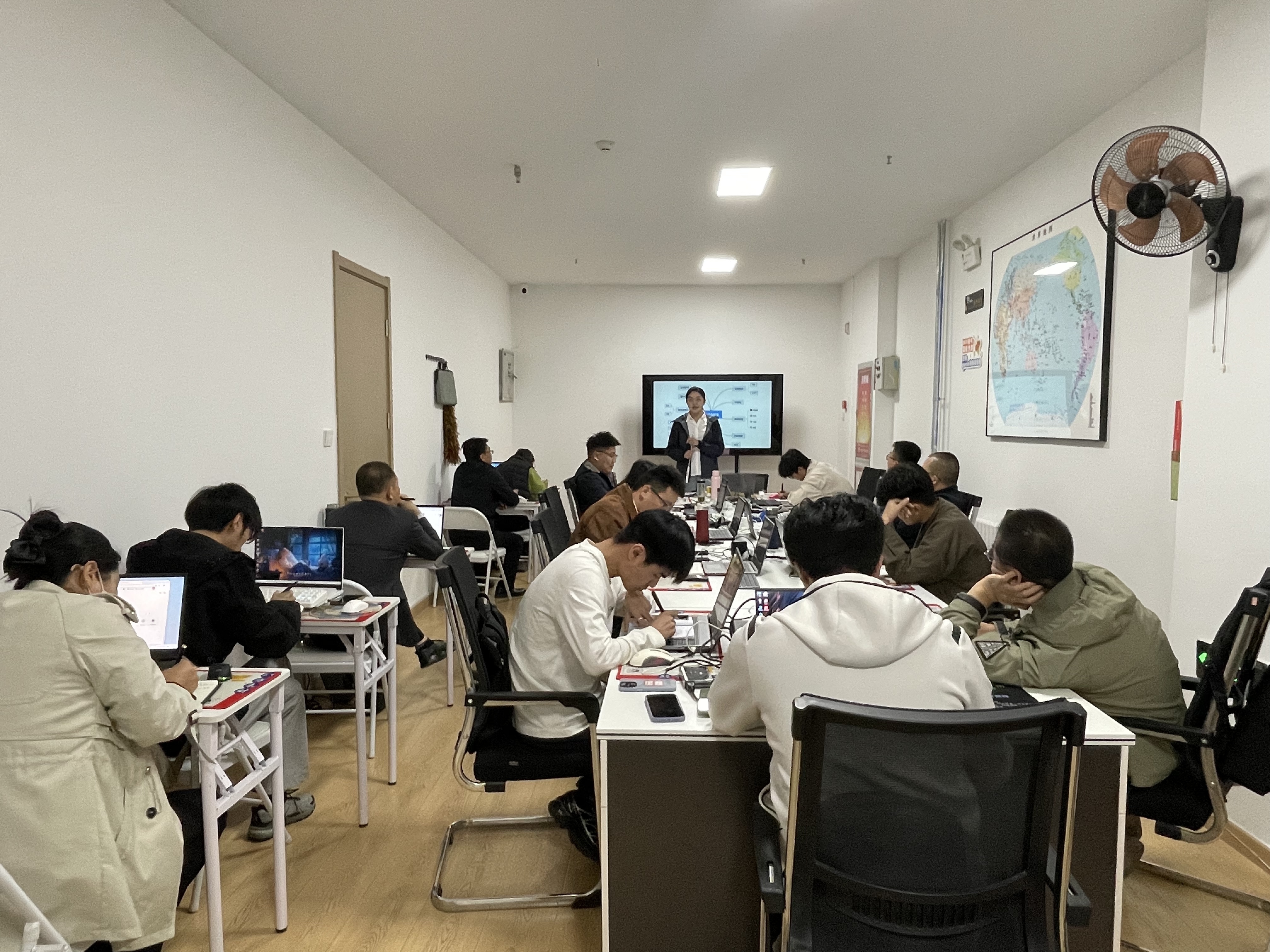 临朐公司办公环境照片 10